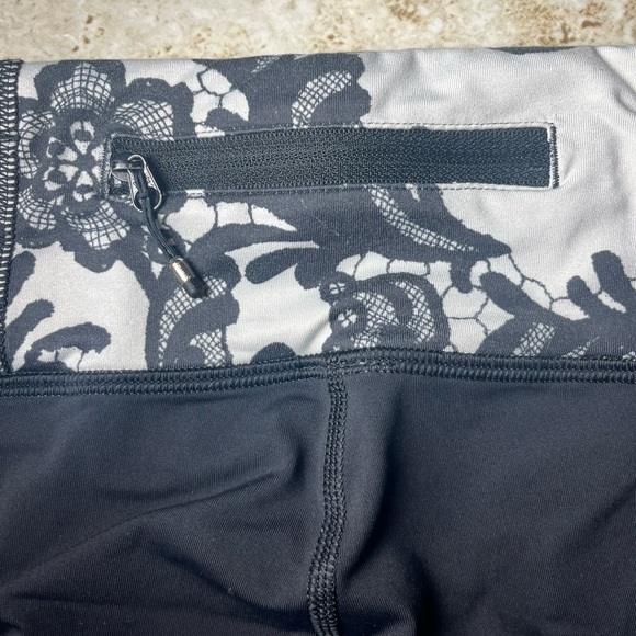 Lululemon Leggings - Floral Waistband & Black - Women’s Size 4 - Picture 4 of 7